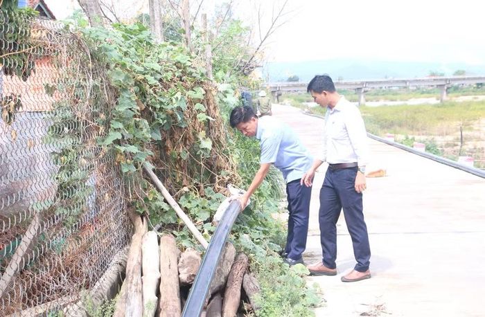  Phó Chủ tịch UBND phường Bình Định Trần Hoàng Khải (bên trái) kiểm tra tiến độ thực hiện dự án mở rộng hệ thống nước sạch tại khu vực Nhơn Khánh, Nhơn Phúc cũ. Ảnh: Quang Tấn 