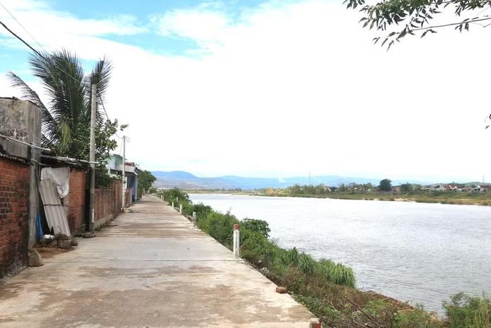  Người dân sống dọc sông Côn mong sớm có nguồn nước sạch đảm bảo sinh hoạt. Ảnh: Quang Tấn 