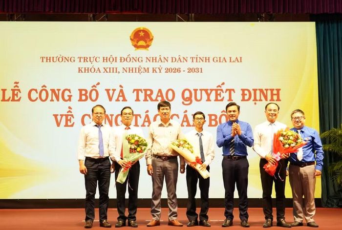  Đại diện lãnh đạo các cơ quan, đơn vị tặng hoa chúc mừng các tân Phó Chánh Văn phòng Đoàn ĐBQH và HĐND tỉnh. Ảnh: N.H 