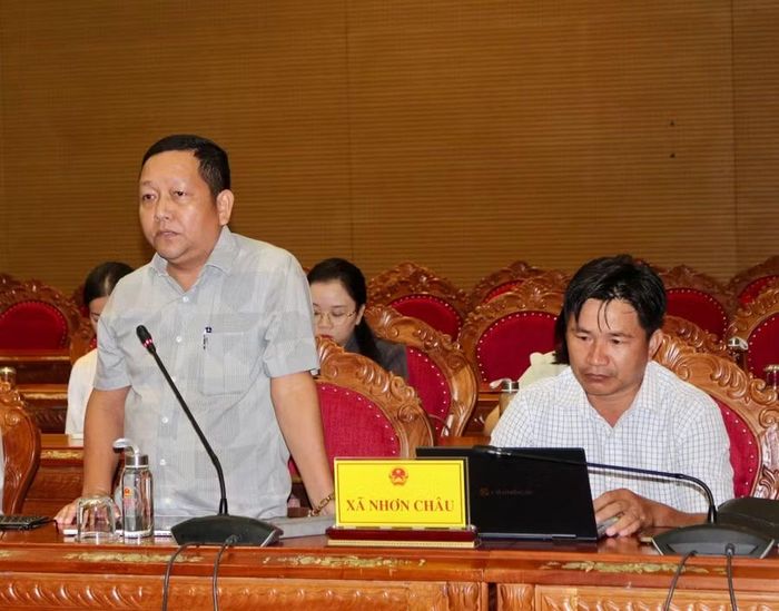  Đại diện Thường trực HĐND xã Nhơn Châu phát biểu tại cuộc họp. Ảnh: N.H 
