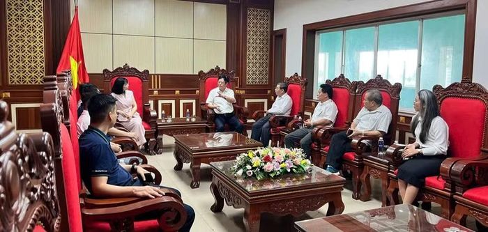 Ông Nguyễn Dũng - Phó Chủ tịch Hiệp hội Trang trại và Doanh nghiệp Nông nghiệp Việt Nam khu vực miền Trung- Tây Nguyên cùng lãnh đạo Công ty CP Tà Lùng Quang Minh trao đổi với các doanh nghiệp về nhập khẩu hạt điều từ Campuchia qua Cửa khẩu quốc tế Lệ Thanh. Ảnh: ĐVCC