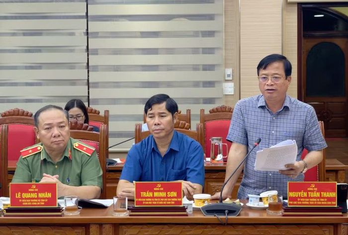 Phó Chủ tịch Thường trực UBND tỉnh Nguyễn Tuấn Thanh tham gia góp ý vào dự thảo. Ảnh: Dũng Nhân