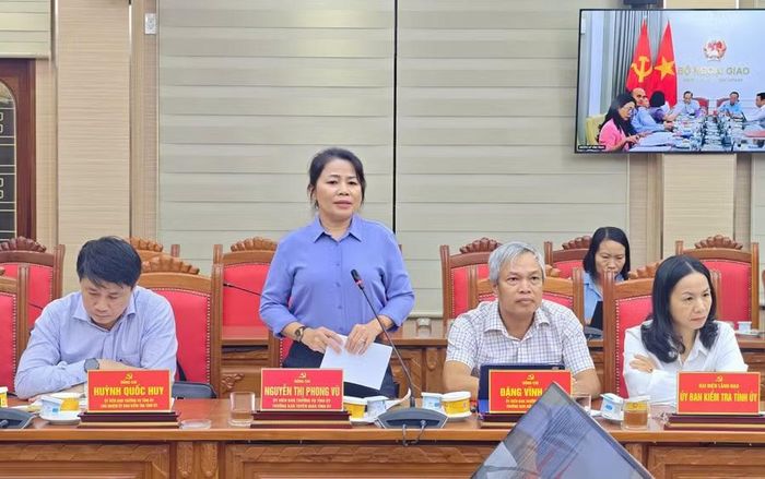 Trưởng Ban Tuyên giáo Tỉnh ủy Nguyễn Thị Phong Vũ tham gia ý kiến làm rõ công tác nắm bắt tình hình tư tưởng, dư luận xã hội trong quá trình sắp xếp, vận hành tổ chức bộ máy. Ảnh: Dũng Nhân