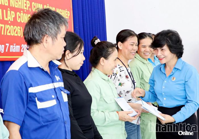 Lãnh đạo Liên đoàn Lao động tỉnh trao hỗ trợ cho đoàn viên có hoàn cảnh khó khăn.