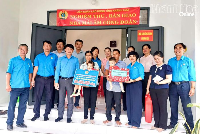 Lãnh đạo Liên đoàn Lao động tỉnh bàn giao kinh phí xây nhà mới cho gia đình bà Nguyễn Thị Nhụ.