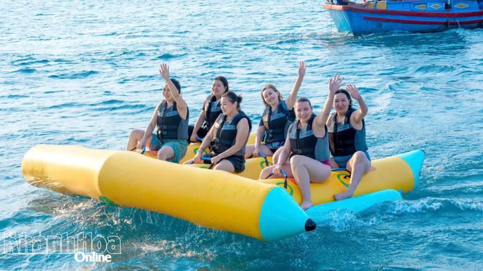 Du khách nước ngoài hào hứng với trải nghiệm phao nước giữa vịnh Nha Trang.