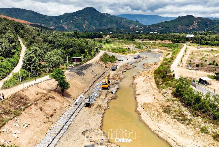 Gia cố mái taluy kè sông Tô Hạp, thuộc Dự án Đường số 18, thôn Cam Khánh.