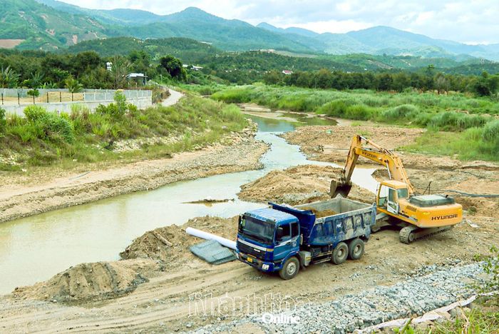 Thi công đường qua cầu Cam Khánh, thôn Cam Khánh.