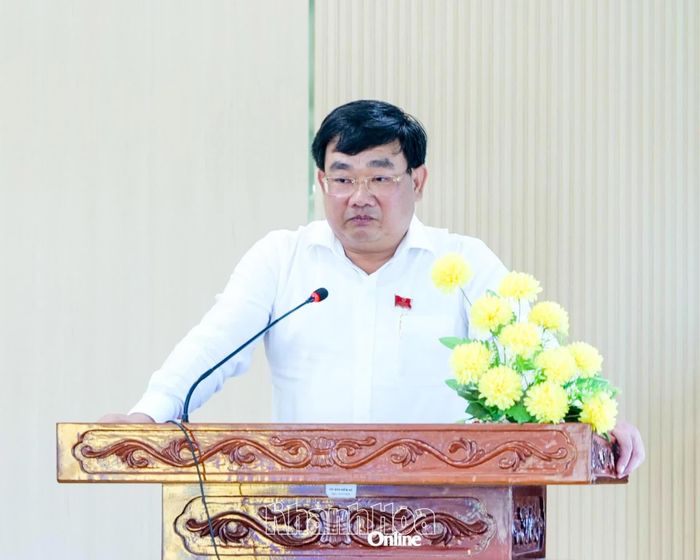 Phó Chủ tịch UBND tỉnh Trịnh Minh Hoàng phát biểu tại buổi tiếp xúc.