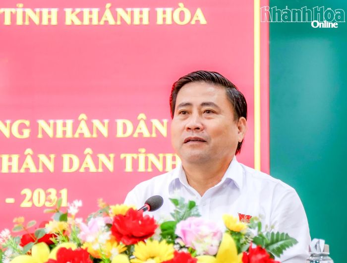 Đồng chí Lâm Đông phát biểu tại buổi tiếp xúc cử tri.