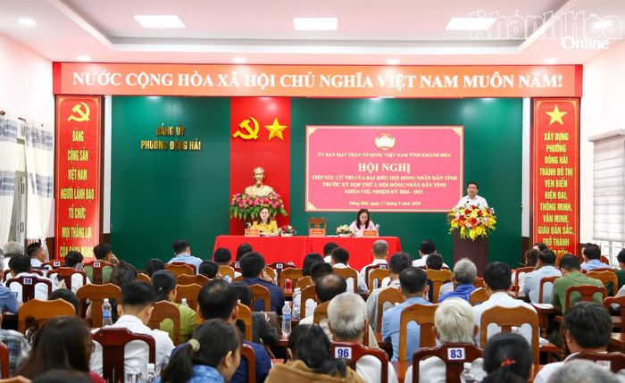 Quang cảnh buổi tiếp xúc cử tri tại phường Đông Hải.