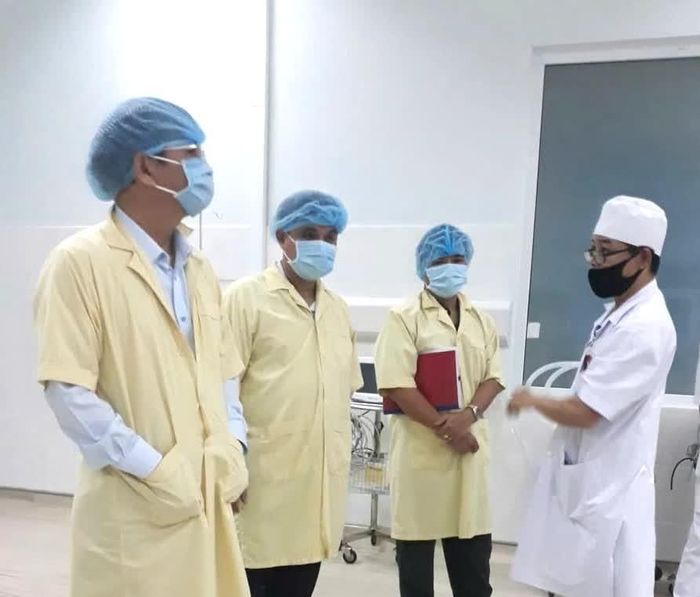 Cán bộ Bảo hiểm xã hội tỉnh Khánh Hòa kiểm tra bệnh nhân điều trị nội trú tại khoa, phòng của một cơ sở khám, chữa bệnh.