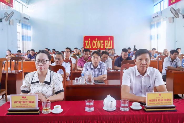 Lãnh đạo xã Công Hải và cử tri tham dự buổi tiếp xúc.