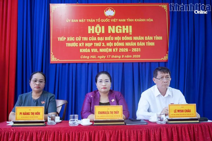 Các đại biểu HĐND tỉnh Khánh Hòa tiếp xúc cử tri xã Công Hải.