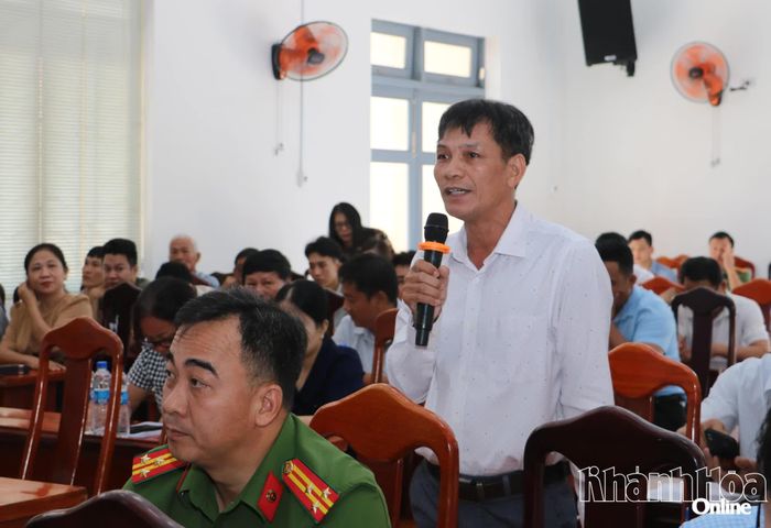 Cử tri nêu ý kiến tại buổi tiếp xúc.