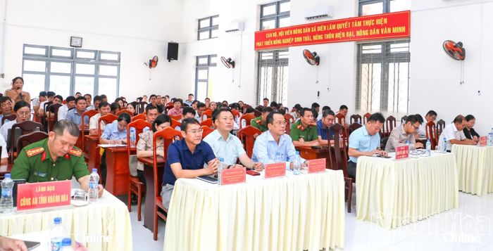 Lãnh đạo một số sở, ngành, địa phương và cử tri tham dự buổi tiếp xúc.