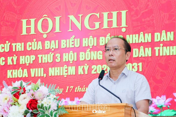 Đồng chí Nguyễn Khắc Hà phát biểu tại buổi tiếp xúc cử tri.