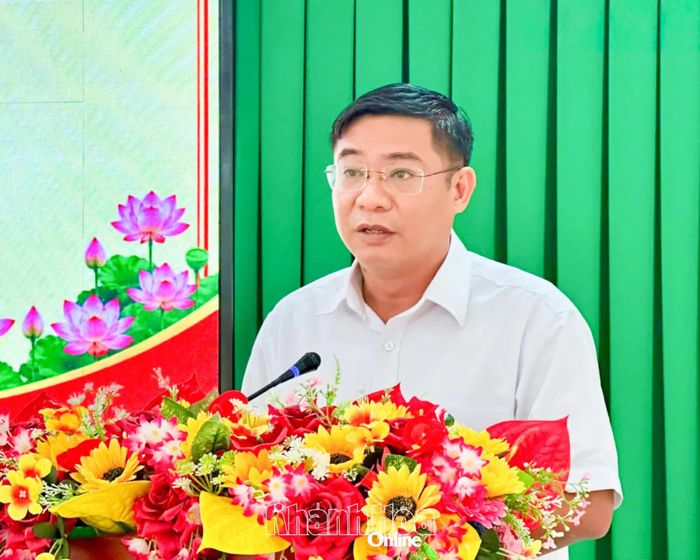 Lãnh đạo xã Xuân Hải trao đổi, làm rõ một số nội dung thuộc thẩm quyền.