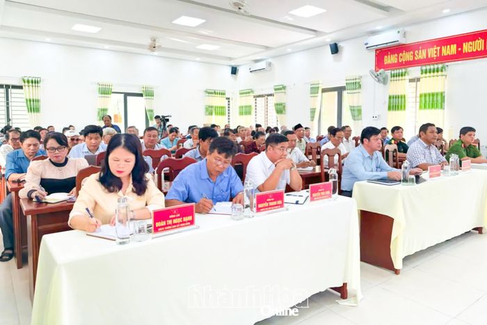 Quang cảnh hội nghị tiếp xúc cử tri.
