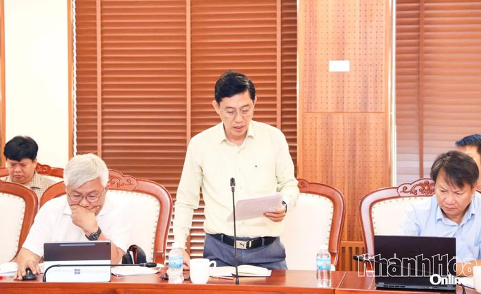 Lãnh đạo Sở Xây dựng báo cáo tại hội nghị.