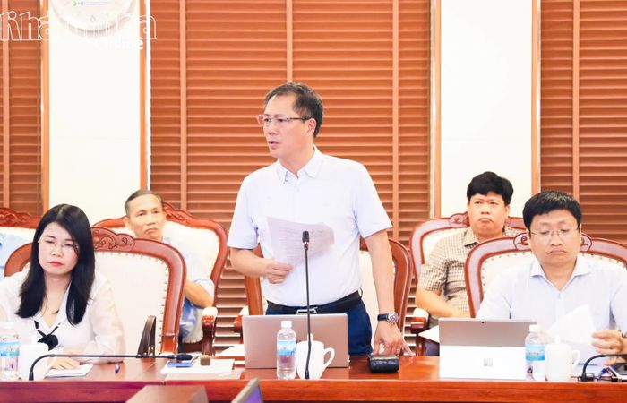 Lãnh đạo Ban Quản lý Khu kinh tế và Khu công nghiệp tỉnh giải đáp một số vướng mắc.