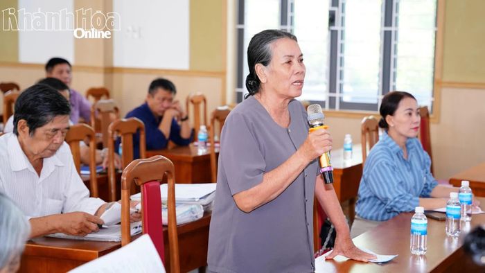 Cử tri phát biểu ý kiến tại buổi tiếp xúc.
