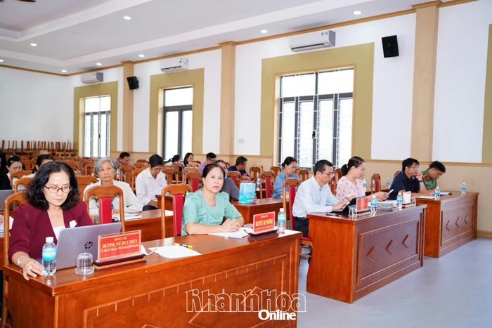 Lãnh đạo và cử tri phường Bắc Cam Ranh tham dự buổi tiếp xúc cử tri.