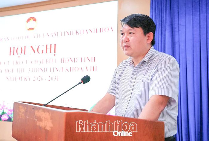 Đồng chí Lương Đức Hải phát biểu tại buổi tiếp xúc cử tri.