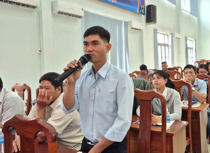 Cử tri nêu ý kiến tại buổi tiếp xúc.