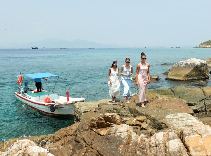 Các người đẹp tham quan đảo yến Hòn Nội.