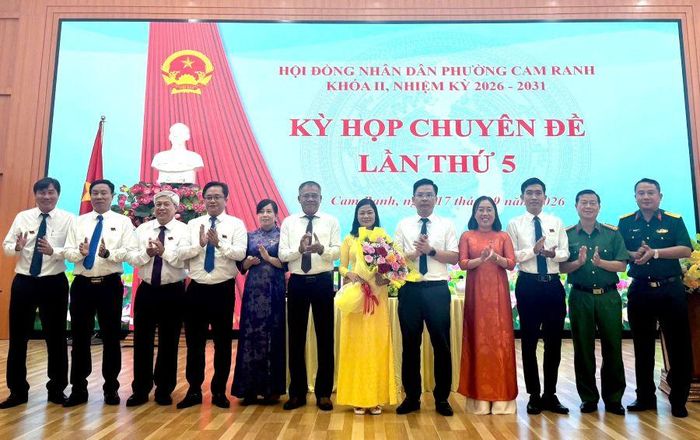 Lãnh đạo phường Cam Ranh tặng hoa chúc mừng bà Bùi Thị Cho.