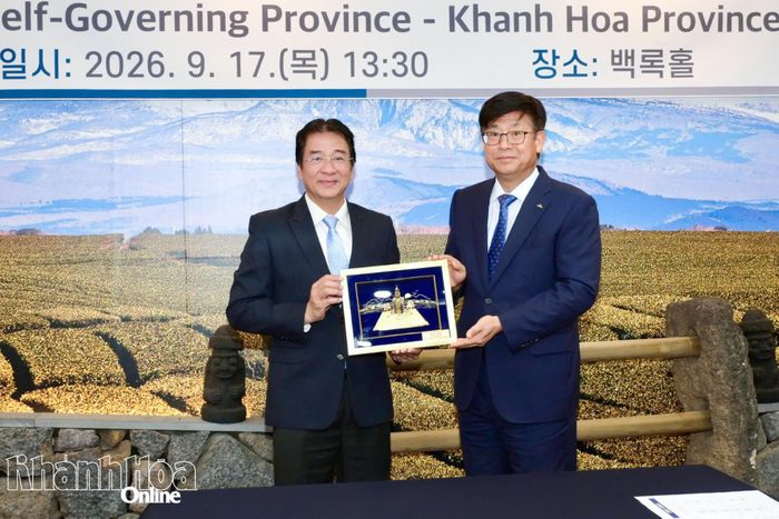 Đồng chí Nguyễn Long Biên tặng quà lưu niệm cho ông Park Cheon-su.