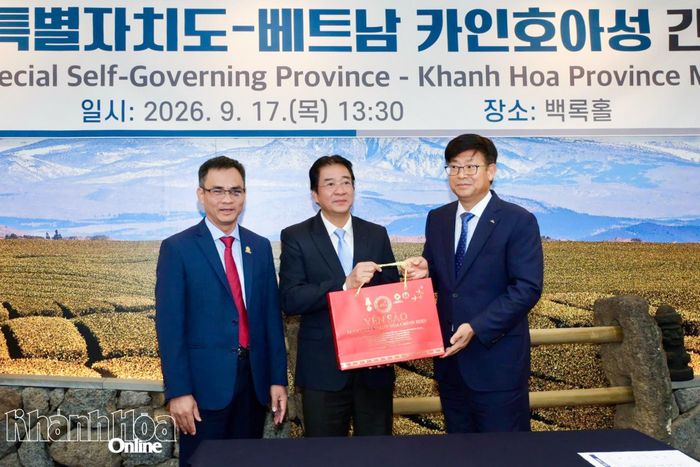 Đoàn công tác tặng yến sào - sản phẩm đặc trưng của Khánh Hòa cho ông Park Cheon-su.