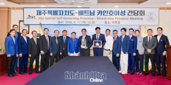 Các đại biểu chụp hình lưu niệm.