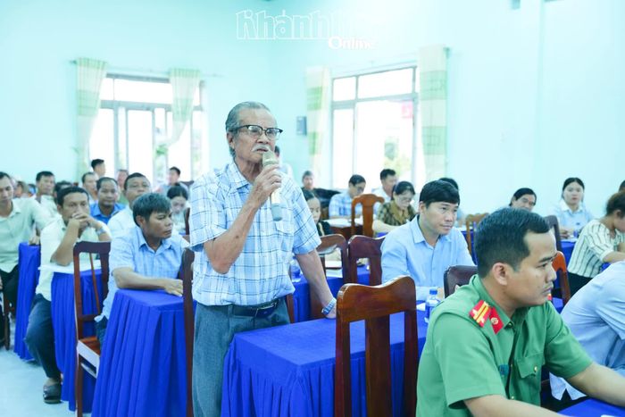 Cử tri xã Lâm Sơn nêu ý kiến tại buổi tiếp xúc. 