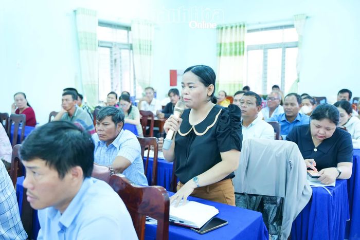 Cử tri xã Lâm Sơn nêu ý kiến tại buổi tiếp xúc. 