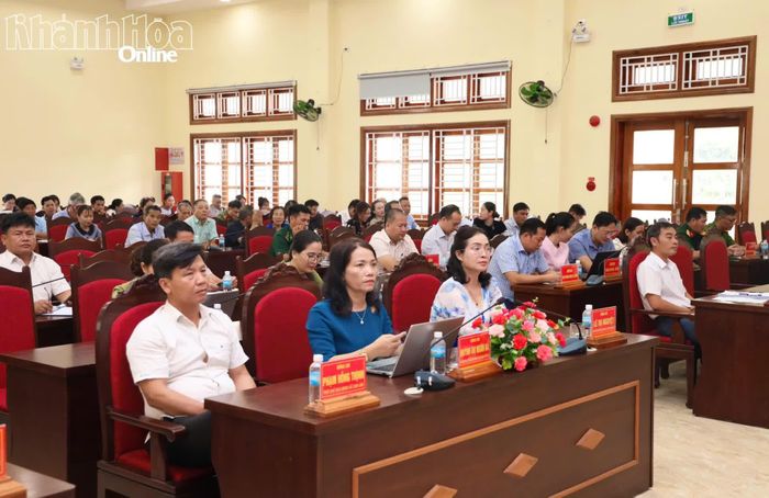 Lãnh đạo xã Cam Lâm và cử tri tham dự hội nghị