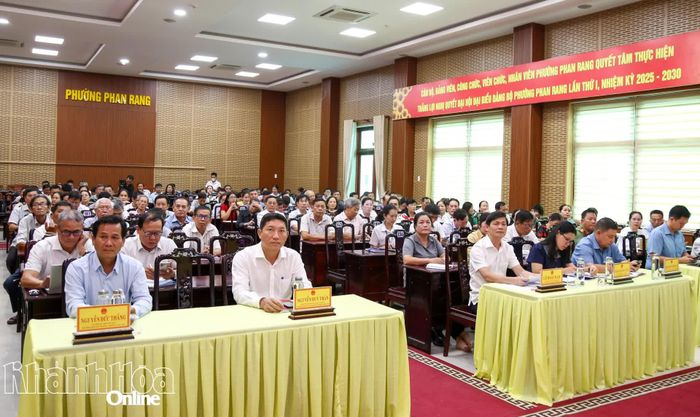 Các đại biểu và cử tri phường Phan Rang tham dự buổi tiếp xúc cử tri. 
