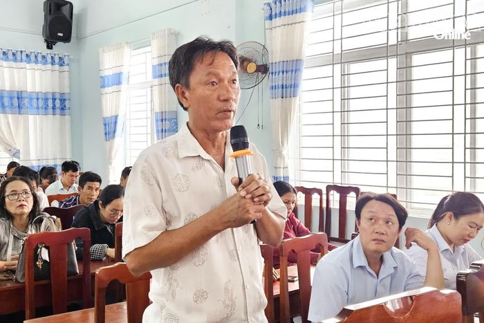 Cử tri xã Ninh Hải kiến nghị tại buổi tiếp xúc.