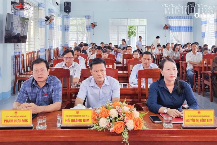 Quang cảnh hội nghị tiếp xúc cử tri.
