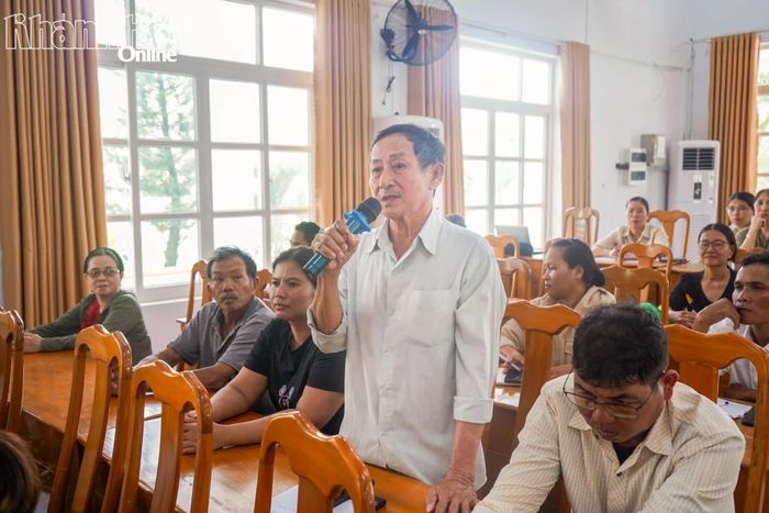 Cử tri thôn Suối Đá nêu ý kiến tại buổi tiếp xúc.