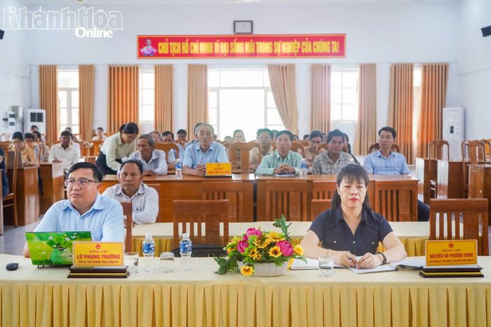 Quang cảnh buổi tiếp xúc cử tri.