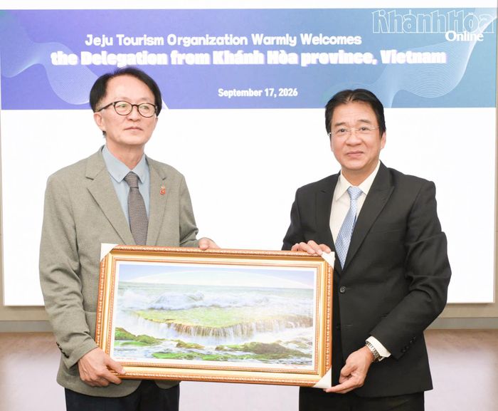 Đồng chí Nguyễn Long Biên tặng quà lưu niệm cho ông Ko Seung-chul.