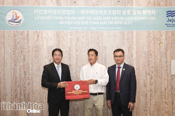 Đoàn công tác tặng Yến sào - sản phẩm đặc trưng của tỉnh Khánh Hòa cho ông Park Sung Jae.