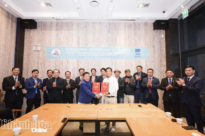 Các đại biểu chúc mừng 2 đơn vị kết hợp tác.