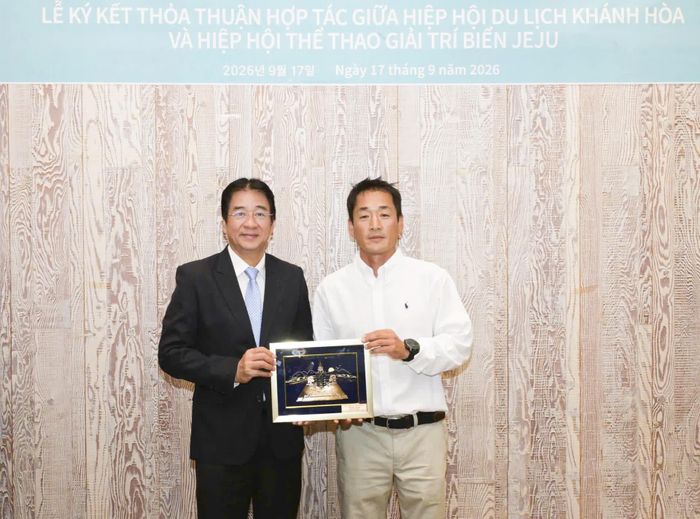 Đồng chí Nguyễn Long Biên tặng quà lưu niệm cho ông Park Sung Jae.