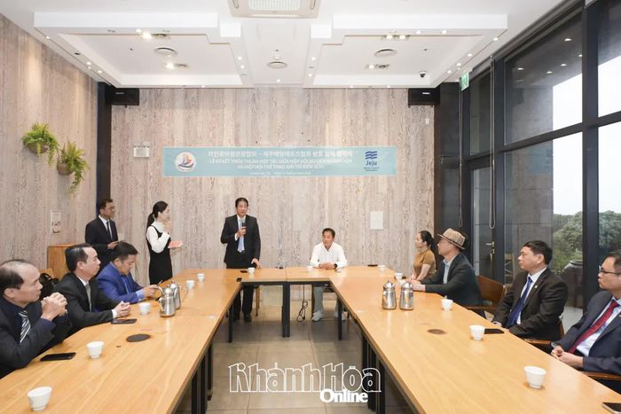 Quang cảnh buổi làm việc.