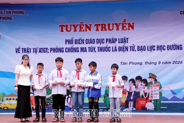 Phụ trách phân hiệu San Thàng trao học bổng cho học sinh có hoàn cảnh khó khăn.