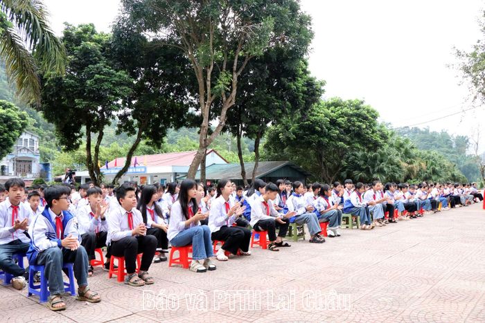 Học sinh Trường THCS Tân Phong phân hiệu San Thàng tham gia buổi tuyên truyền.