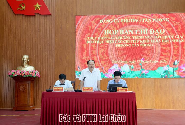 Đồng chí Mùa A Trừ - Bí thư Đảng uỷ, Chủ tịch HĐND phường phát biểu kết luận cuộc họp.
